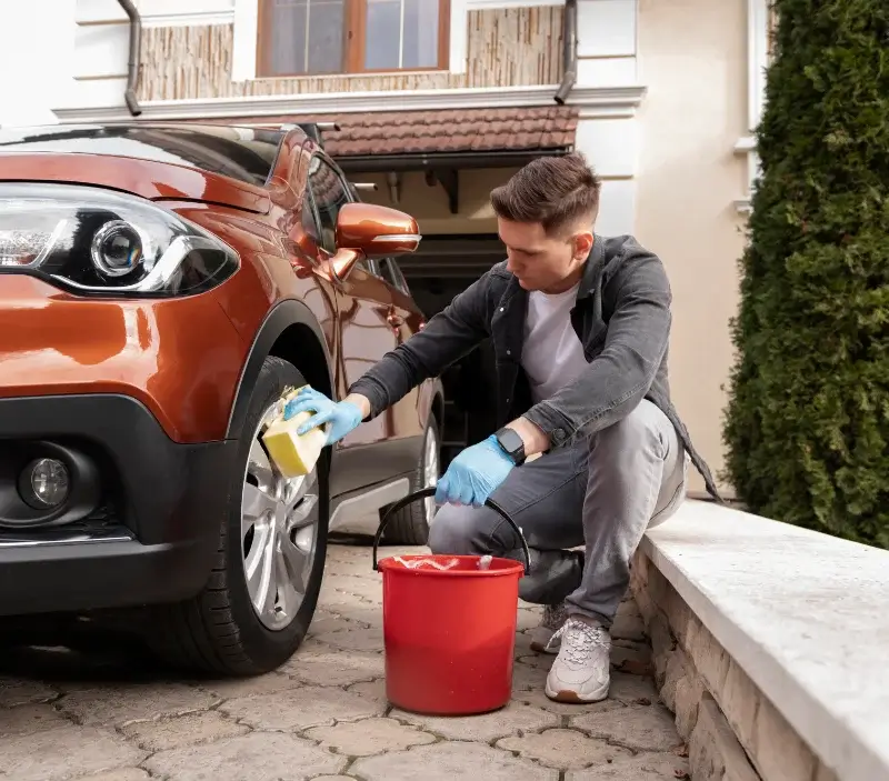 Lavage auto à domicile Saint-Léger-du-Bourg-Denis : professionnel intervenant sur un véhicule